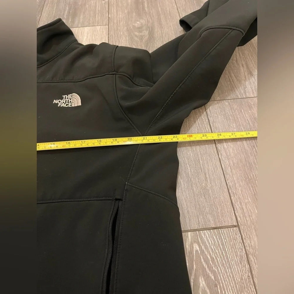 The North Face Men’s Shell Jacket Size Large